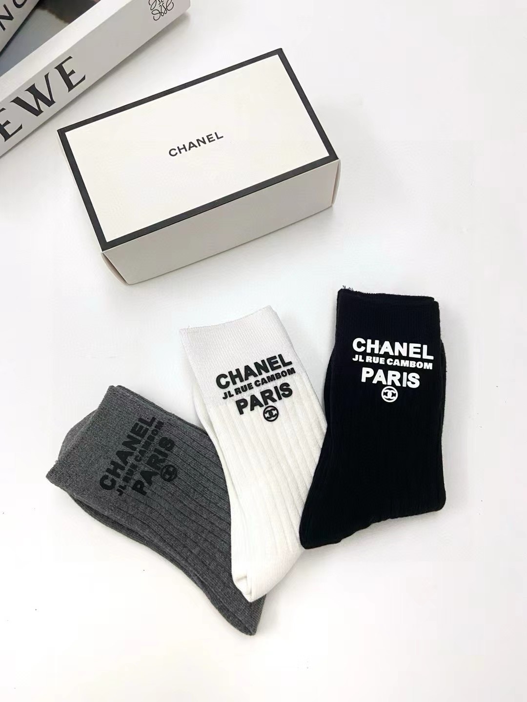 配包装 🌟【一盒3 双】  🌟Chanel 香奈儿 欧美大牌 经典字母logo 纯棉双针针织混纺 中筒袜   ，ins超