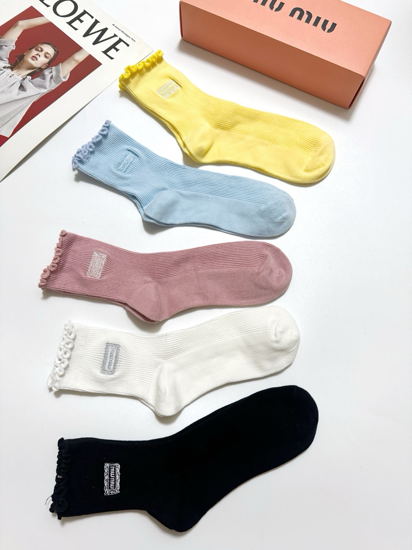 配包装 🌟【一盒5 双】  🌟缪缪 miumiu 经典刺绣字母logo 纯棉中筒袜   ，ins超火爆小腿袜，纯棉面料，