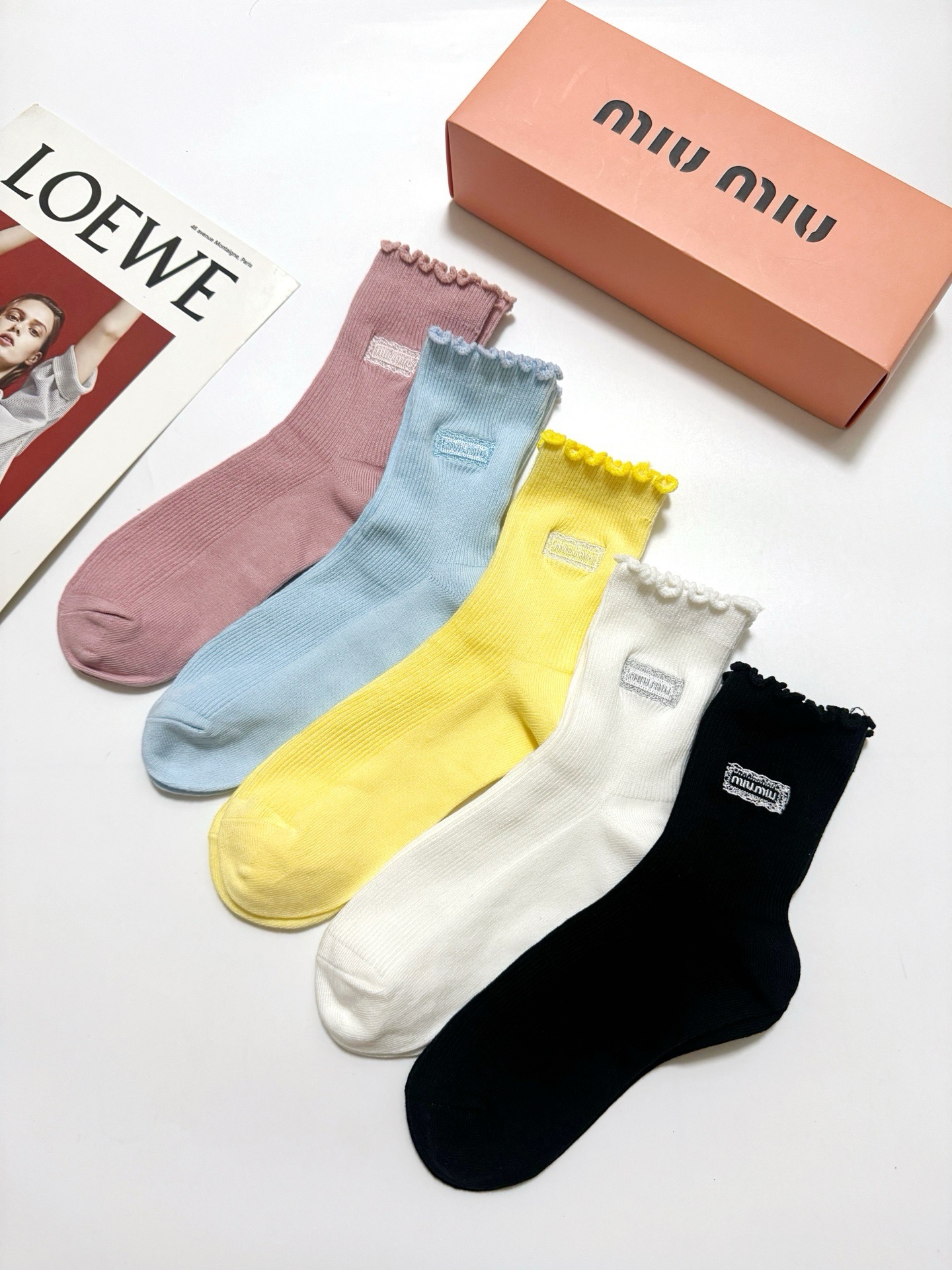 配包装 🌟【一盒5 双】  🌟缪缪 miumiu 经典刺绣字母logo 纯棉中筒袜   ，ins超火爆小腿袜，纯棉面料，