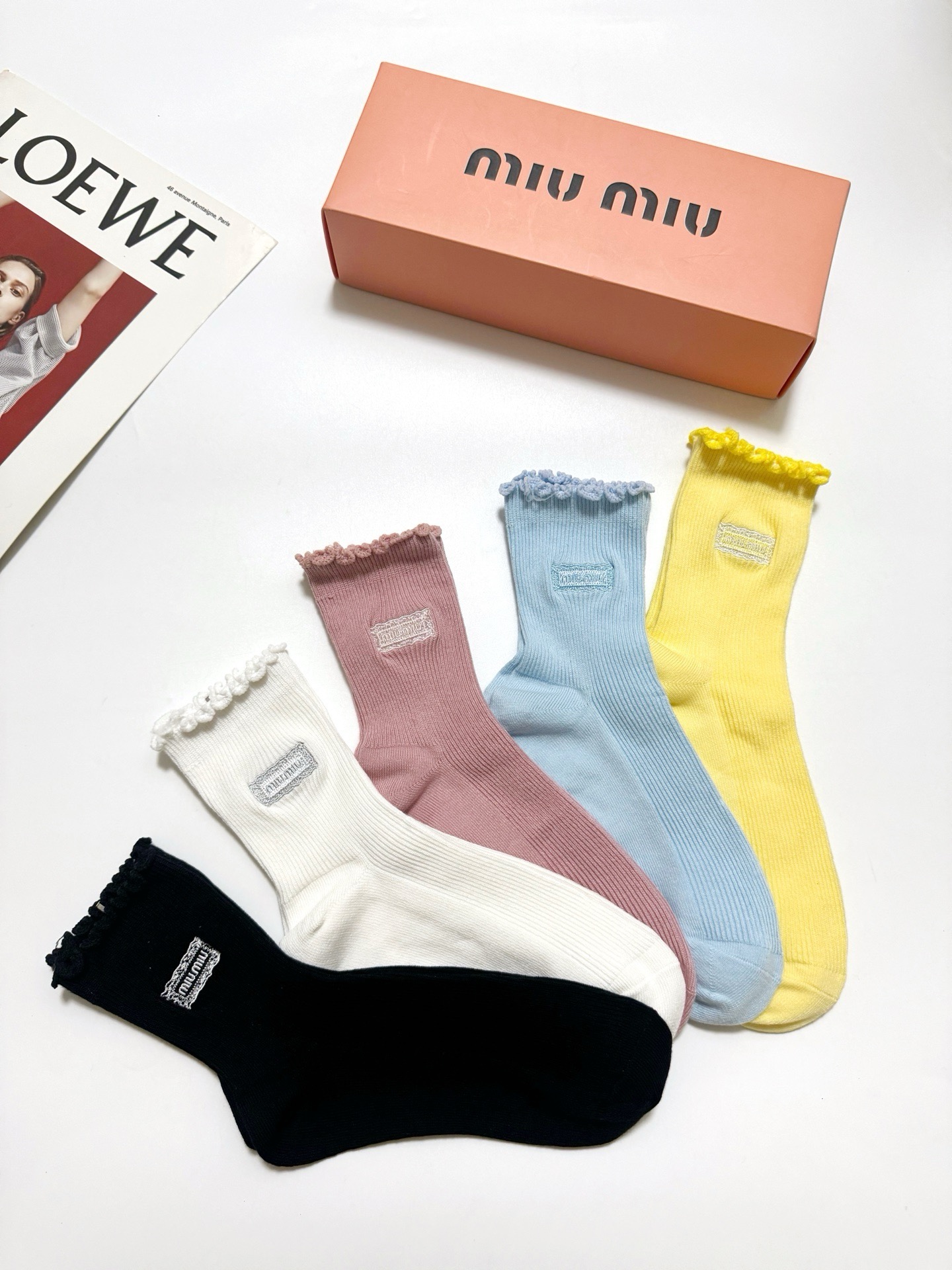 配包装 🌟【一盒5 双】  🌟缪缪 miumiu 经典刺绣字母logo 纯棉中筒袜   ，ins超火爆小腿袜，纯棉面料，
