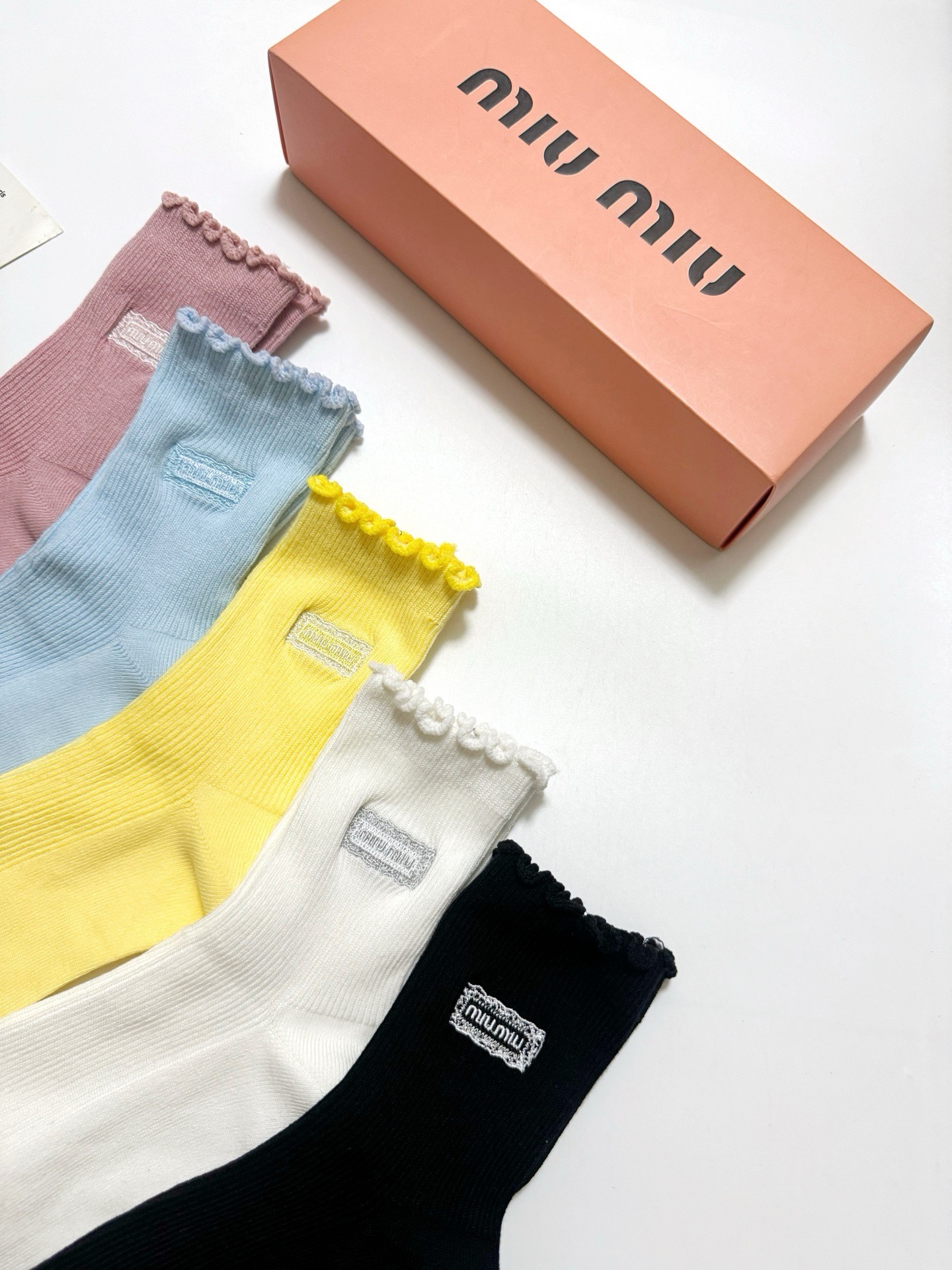 配包装 🌟【一盒5 双】  🌟缪缪 miumiu 经典刺绣字母logo 纯棉中筒袜   ，ins超火爆小腿袜，纯棉面料，