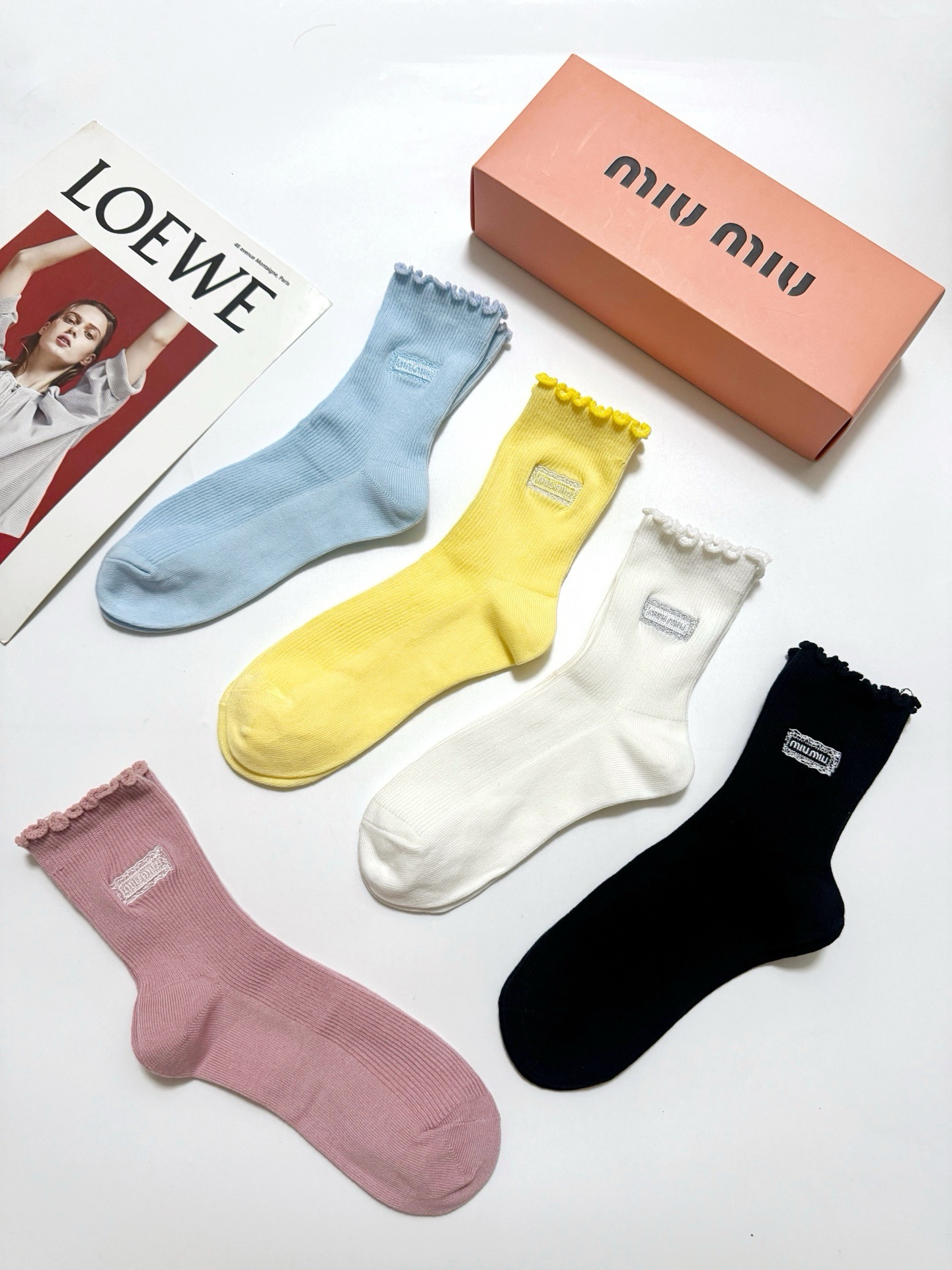 配包装 🌟【一盒5 双】  🌟缪缪 miumiu 经典刺绣字母logo 纯棉中筒袜   ，ins超火爆小腿袜，纯棉面料，
