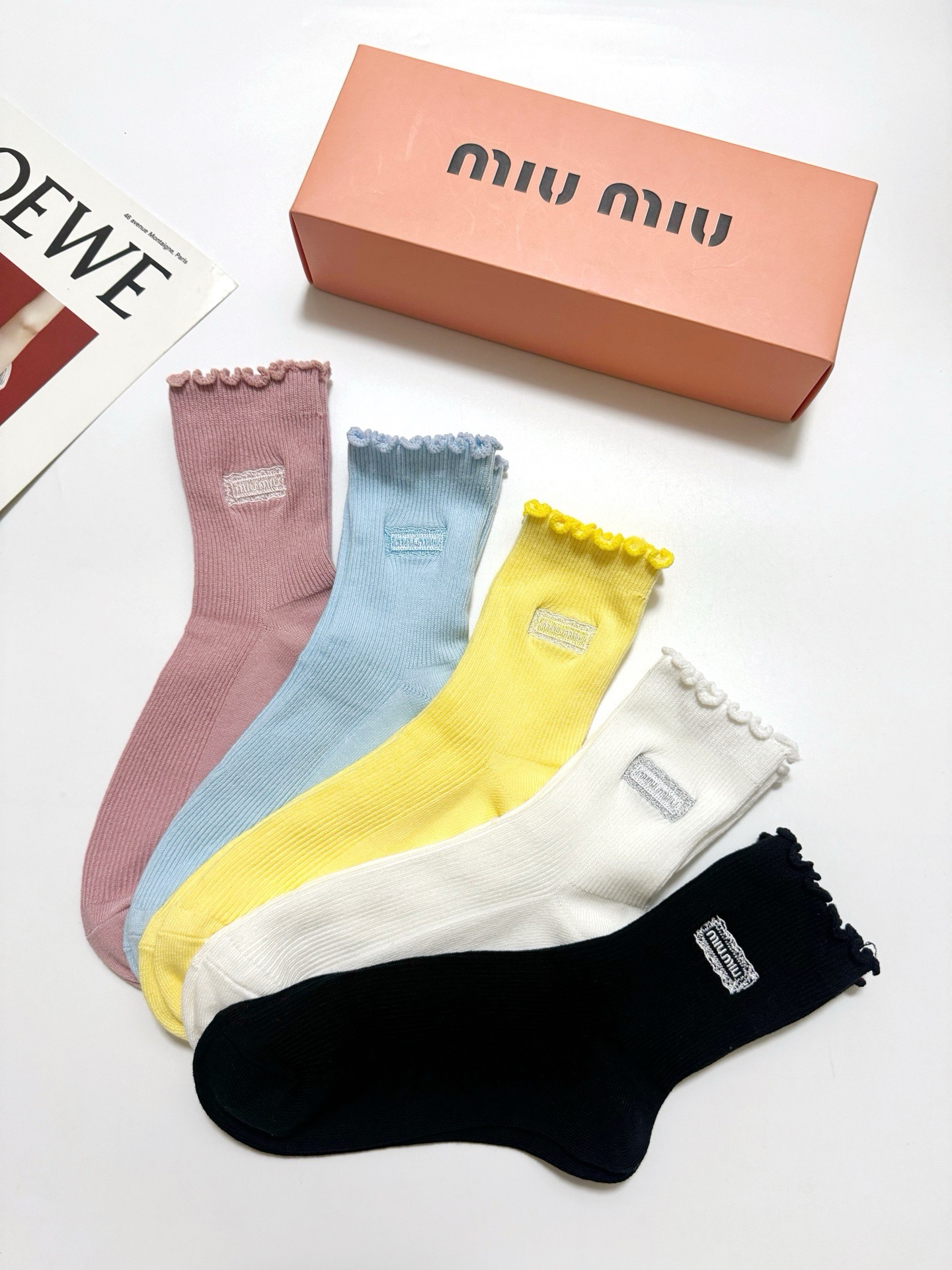 配包装 🌟【一盒5 双】  🌟缪缪 miumiu 经典刺绣字母logo 纯棉中筒袜   ，ins超火爆小腿袜，纯棉面料，