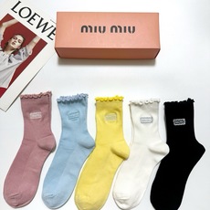 配包装 🌟【一盒5 双】 🌟缪缪 miumiu 经典刺绣字母logo 纯棉中筒袜 ,ins超火爆小腿袜,纯棉面料, 配包装 🌟【一盒5 双】 🌟缪缪 miumiu 经典刺绣字母logo 纯棉中筒袜 ,ins超火爆小腿袜,纯棉面料,