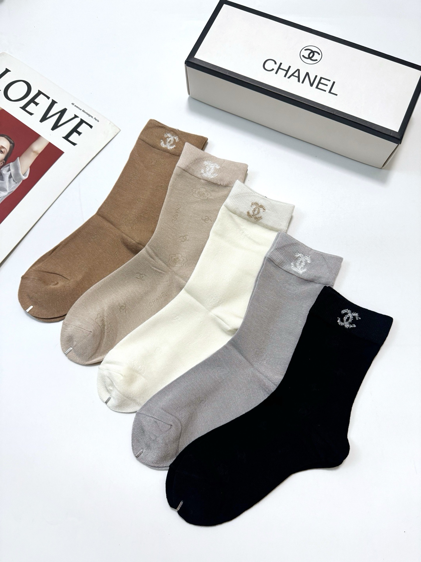 配包装 🌟【一盒5 双】 🌟Chanel 香奈儿 暗花字母logo纯棉中筒袜   🌟重工装饰个性时尚 🌟ins爆款！专柜
