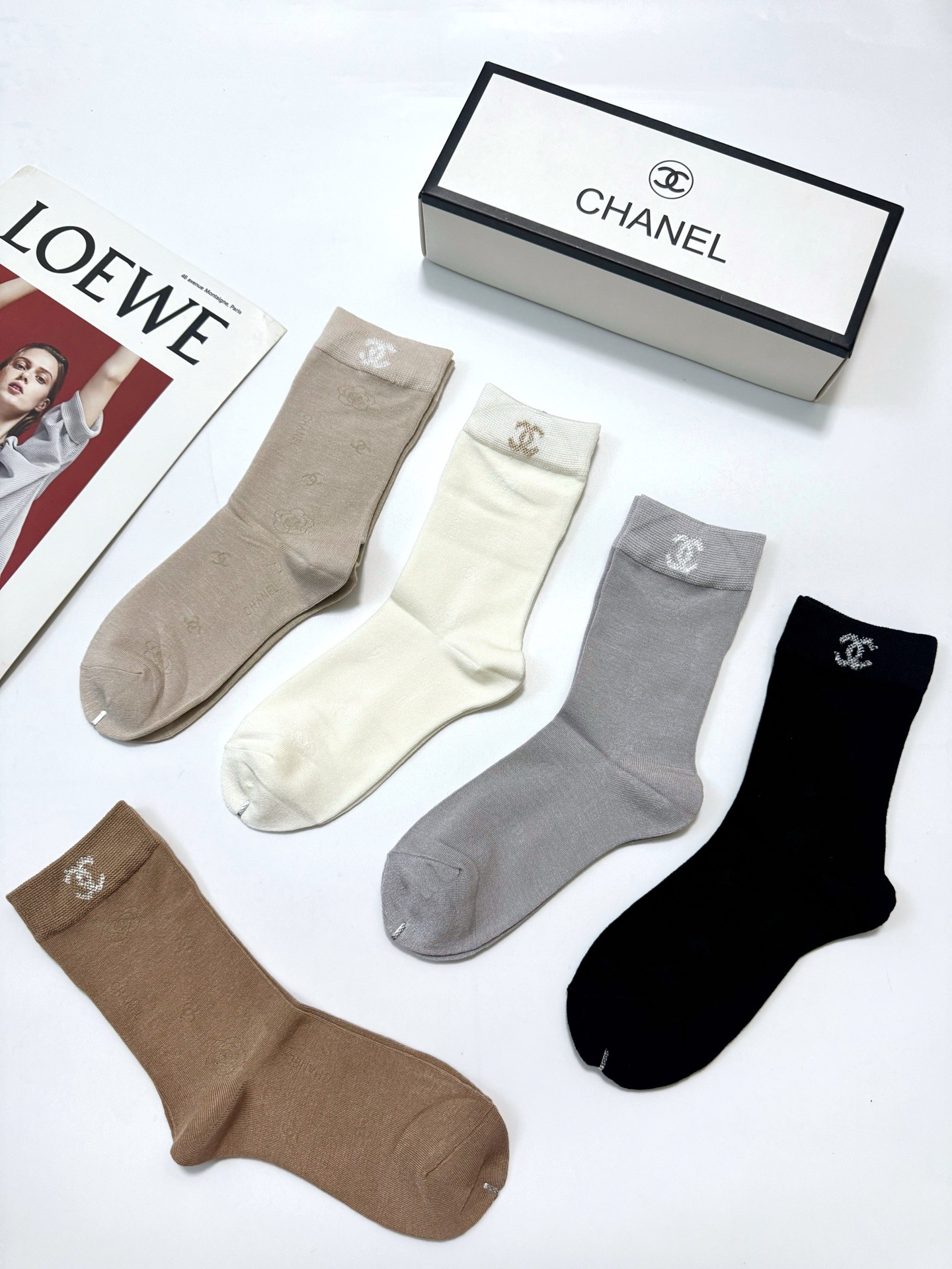 配包装 🌟【一盒5 双】 🌟Chanel 香奈儿 暗花字母logo纯棉中筒袜   🌟重工装饰个性时尚 🌟ins爆款！专柜