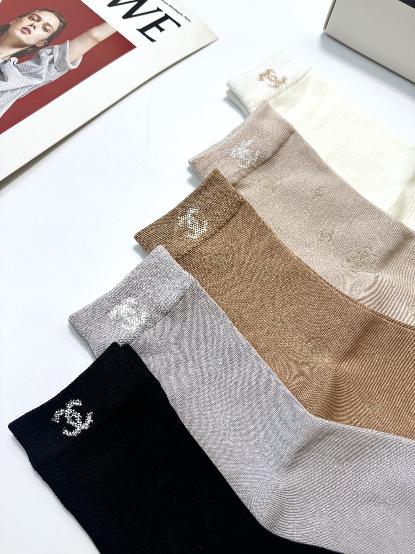 配包装 🌟【一盒5 双】 🌟Chanel 香奈儿 暗花字母logo纯棉中筒袜   🌟重工装饰个性时尚 🌟ins爆款！专柜