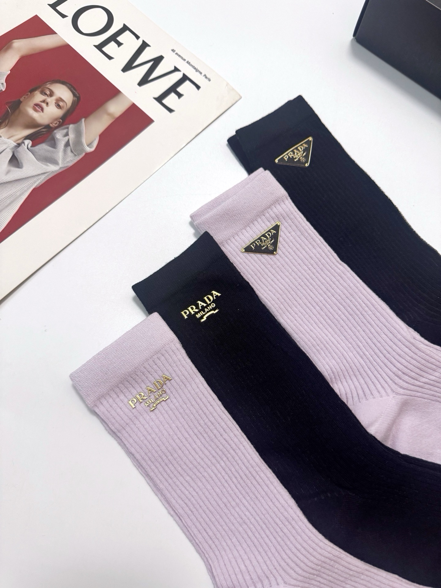 配包装 🌟【一盒4双】  🌟Prada 普拉达 经典字母logo 超薄透气中筒袜 ，ins超火爆空调袜，潮人必备 ，经典