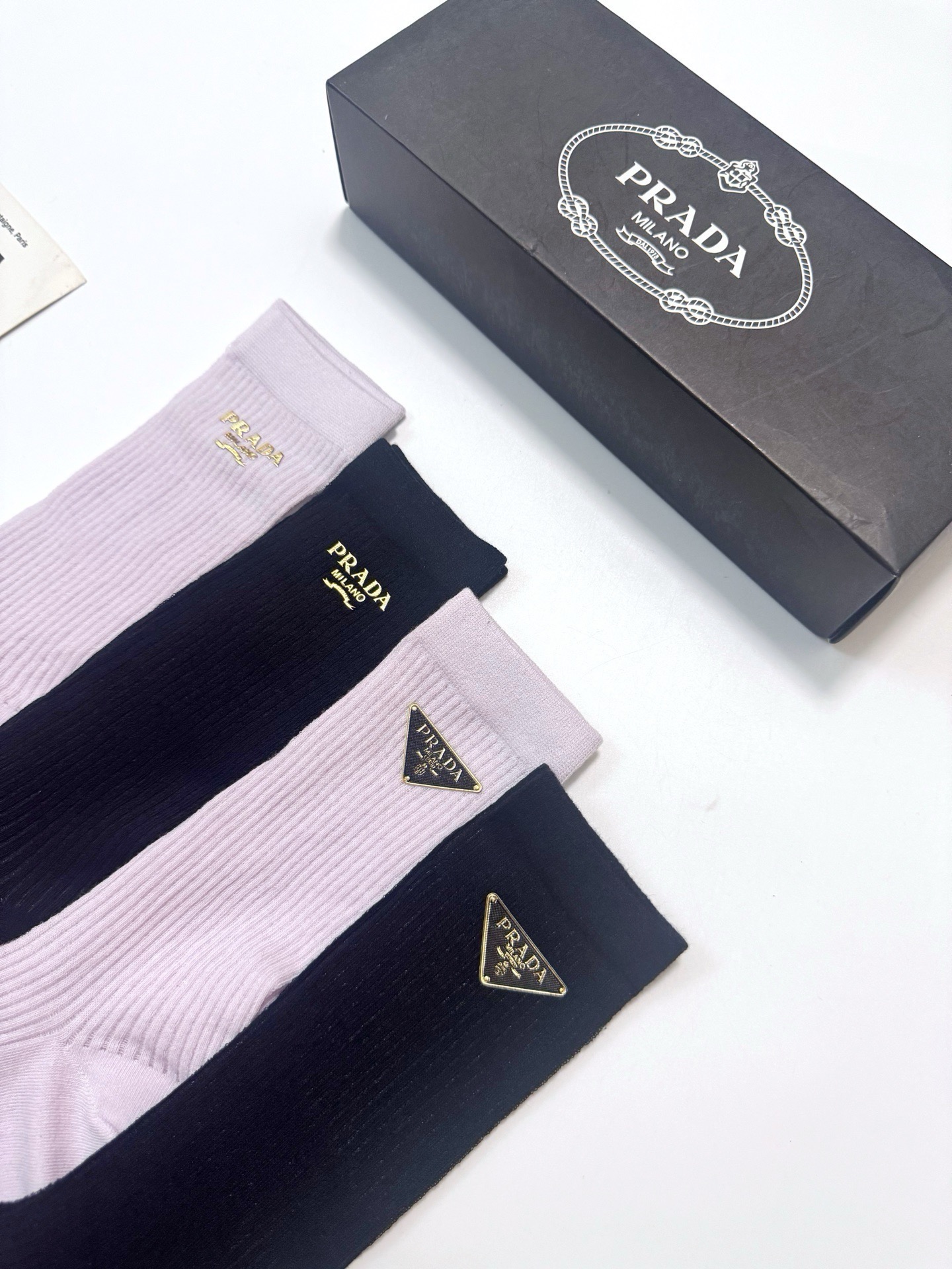 配包装 🌟【一盒4双】  🌟Prada 普拉达 经典字母logo 超薄透气中筒袜 ，ins超火爆空调袜，潮人必备 ，经典