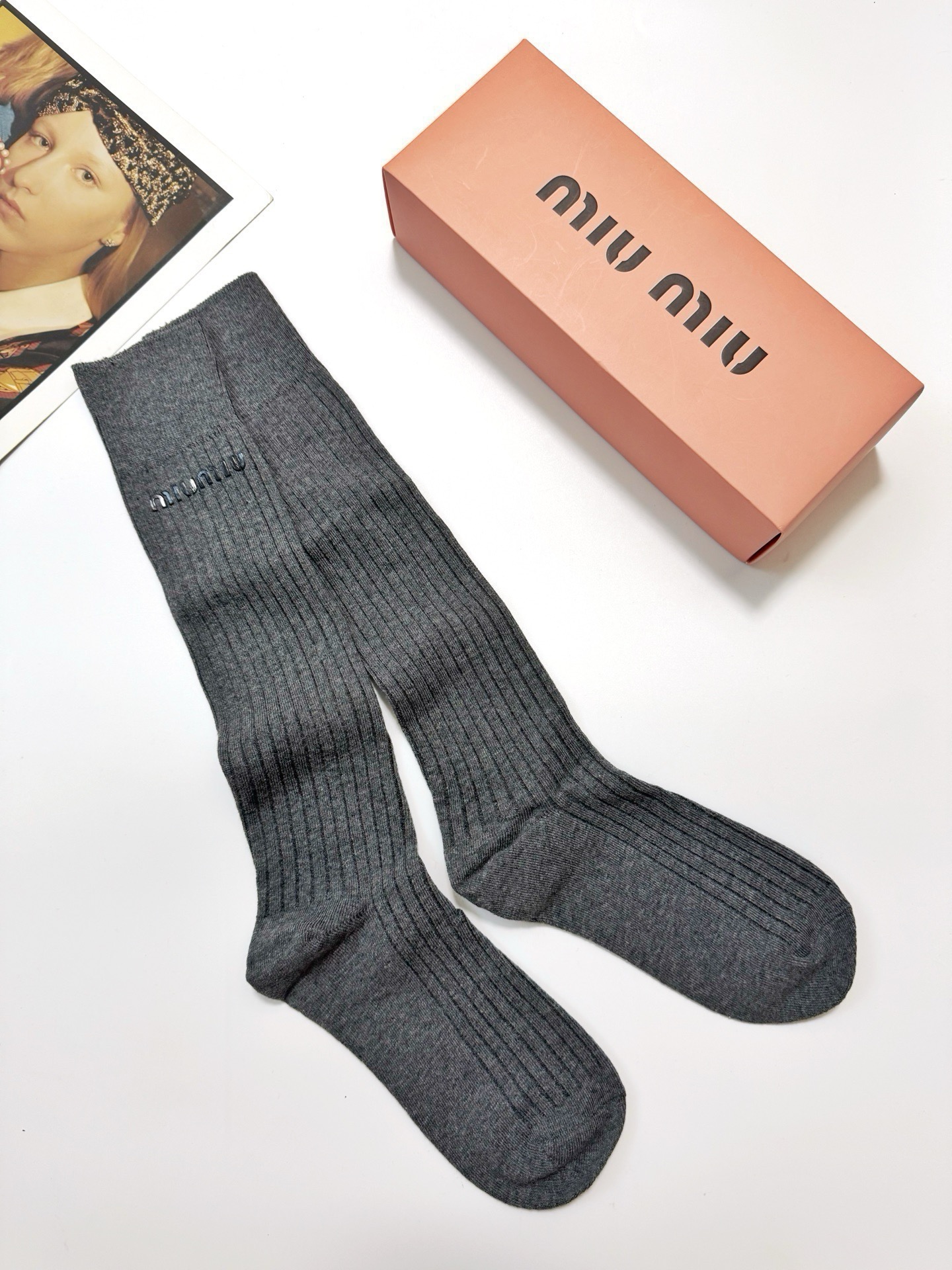 配包装 🌟【一盒一双】 🌟缪缪 miumiu 经典字母logo纯棉长筒袜  小腿袜 🌟ins爆款！专柜在售ing 🌟好看