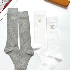 配包装 🌟【一盒2双】 🌟LV 路易威登 经典字母logo纯棉袜 小腿堆堆袜,ins超火爆红人同款,精美 面料,潮人必 配包装 🌟【一盒2双】 🌟LV 路易威登 经典字母logo纯棉袜 小腿堆堆袜,ins超火爆红人同款,精美 面料,潮人必