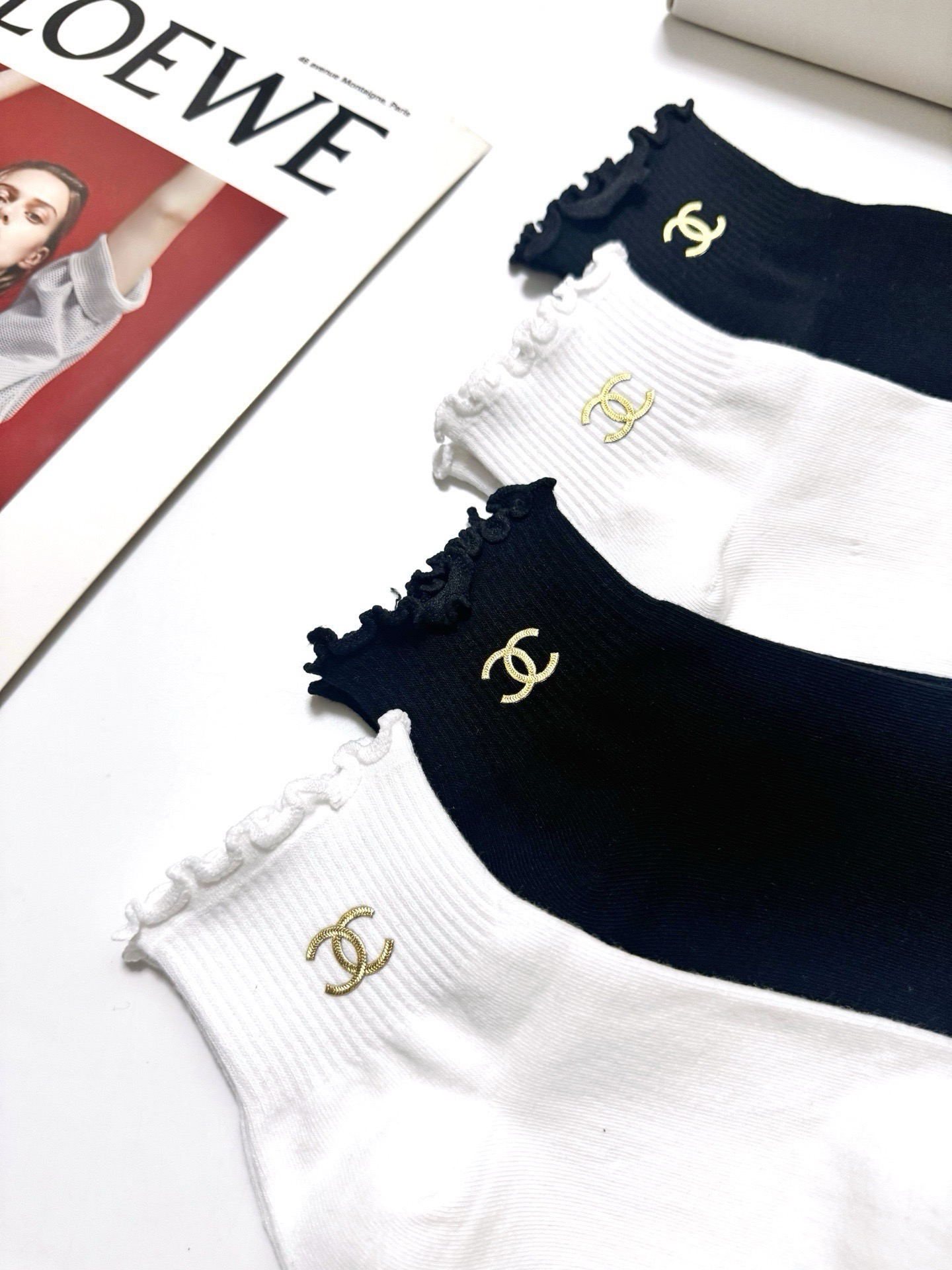 配包装 🌟【一盒4 双】 🌟Chanel 香奈儿 经典字母logo 透气纯棉花边短筒袜  ，ins超火爆红人同款，精美 