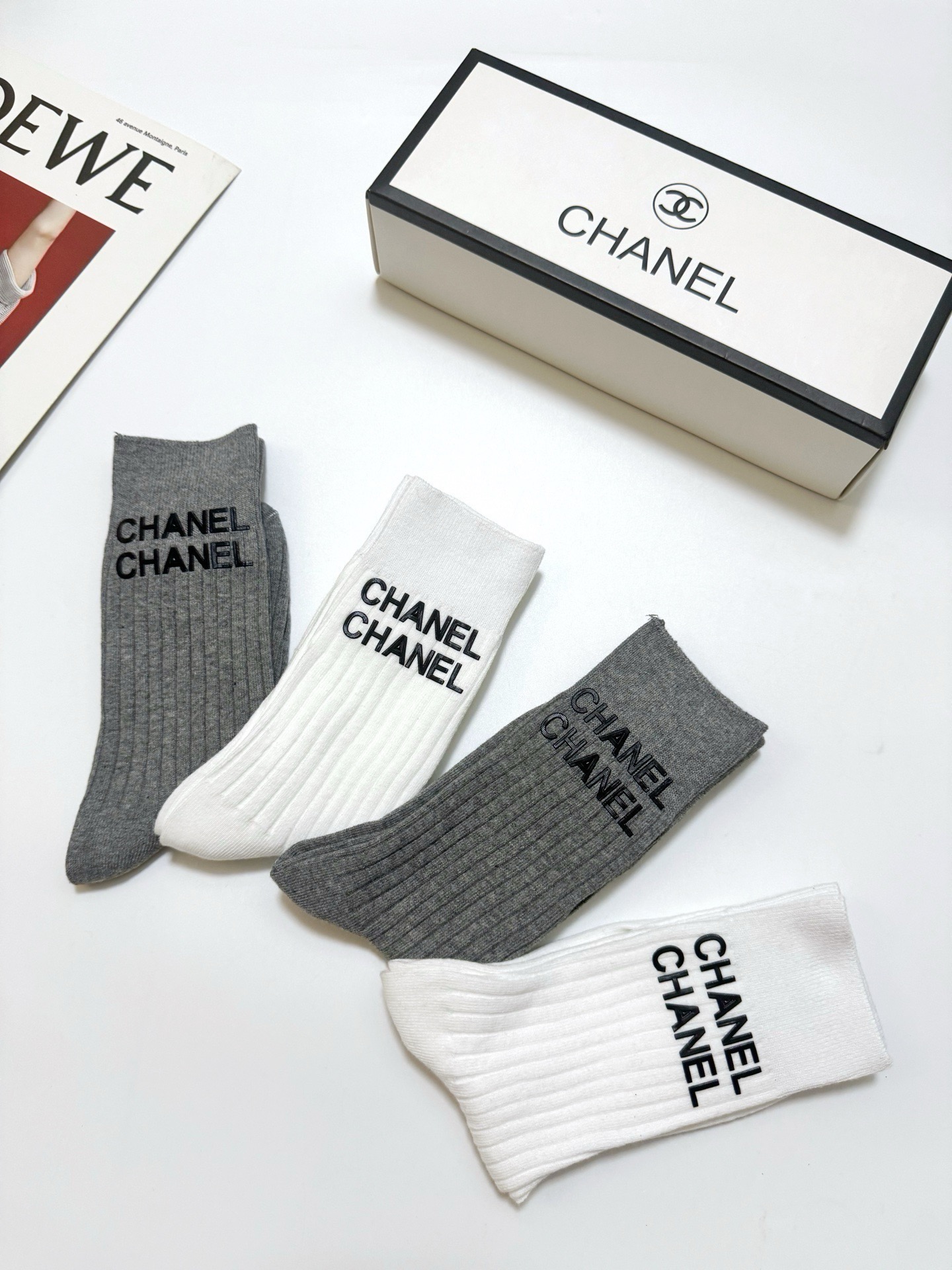 配包装 🌟【一盒4 双】 🌟Chanel 香奈儿 经典字母logo 纯棉中筒袜  ，ins超火爆红人同款，精美 面料，潮