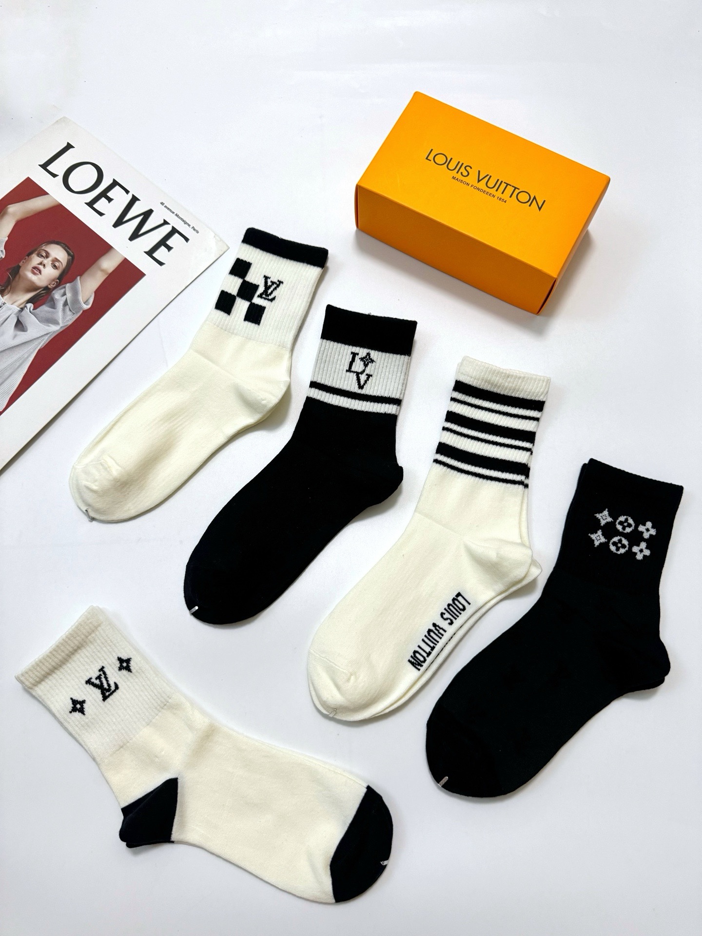 配包装 🌟【一盒5双】 🌟LV 路易威登 经典字母logo中筒袜 🌟好看到爆炸 欧美大牌🔥🌟潮人必不能少的专柜代购品质 