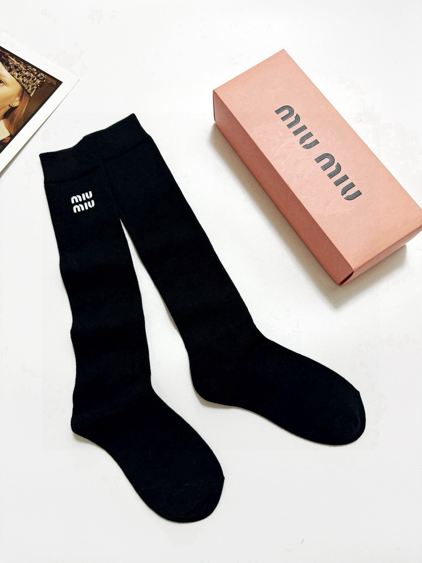 爆款 回货   配包装 🌟【一盒一 双】  🌟缪缪 miumiu 经典字母logo纯棉袜 小腿堆堆袜，ins超火爆红人同