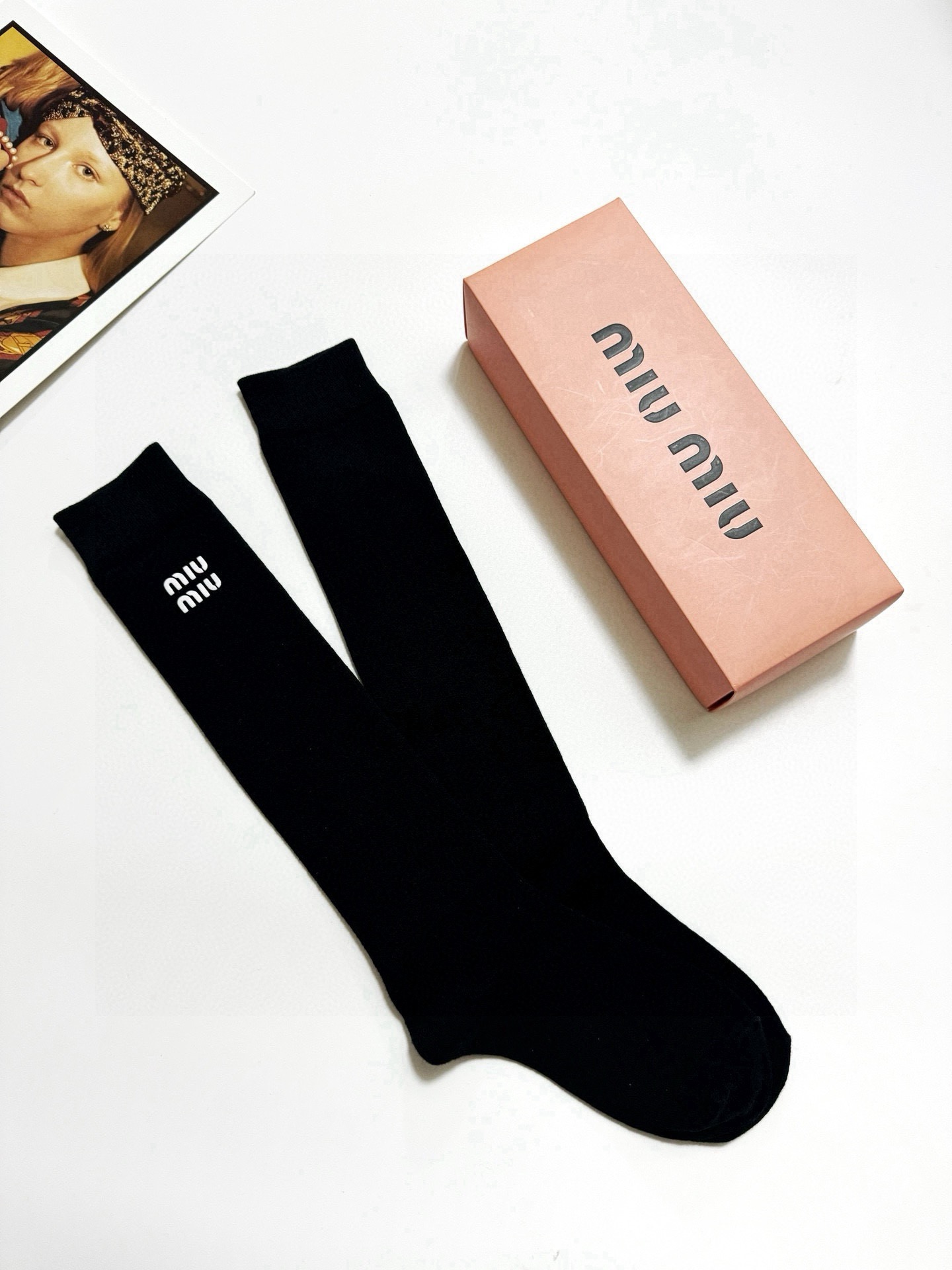 爆款 回货   配包装 🌟【一盒一 双】  🌟缪缪 miumiu 经典字母logo纯棉袜 小腿堆堆袜，ins超火爆红人同