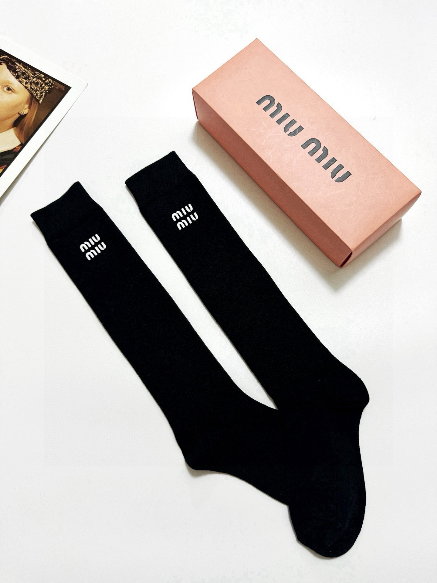 爆款 回货   配包装 🌟【一盒一 双】  🌟缪缪 miumiu 经典字母logo纯棉袜 小腿堆堆袜，ins超火爆红人同