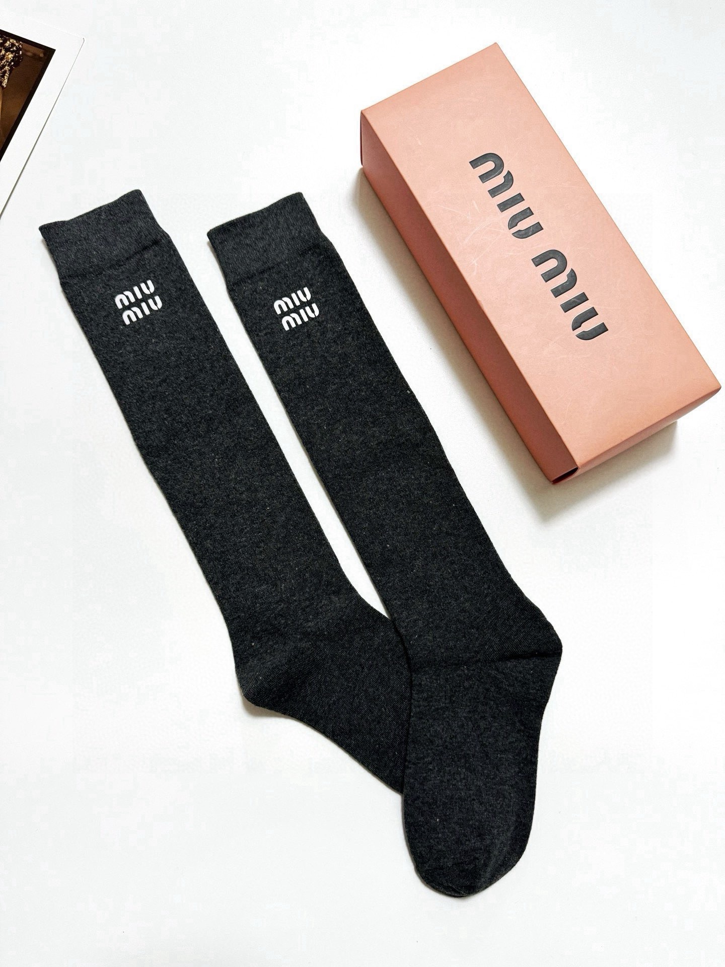爆款 回货   配包装 🌟【一盒一 双】  🌟缪缪 miumiu 经典字母logo纯棉袜 小腿堆堆袜，ins超火爆红人同