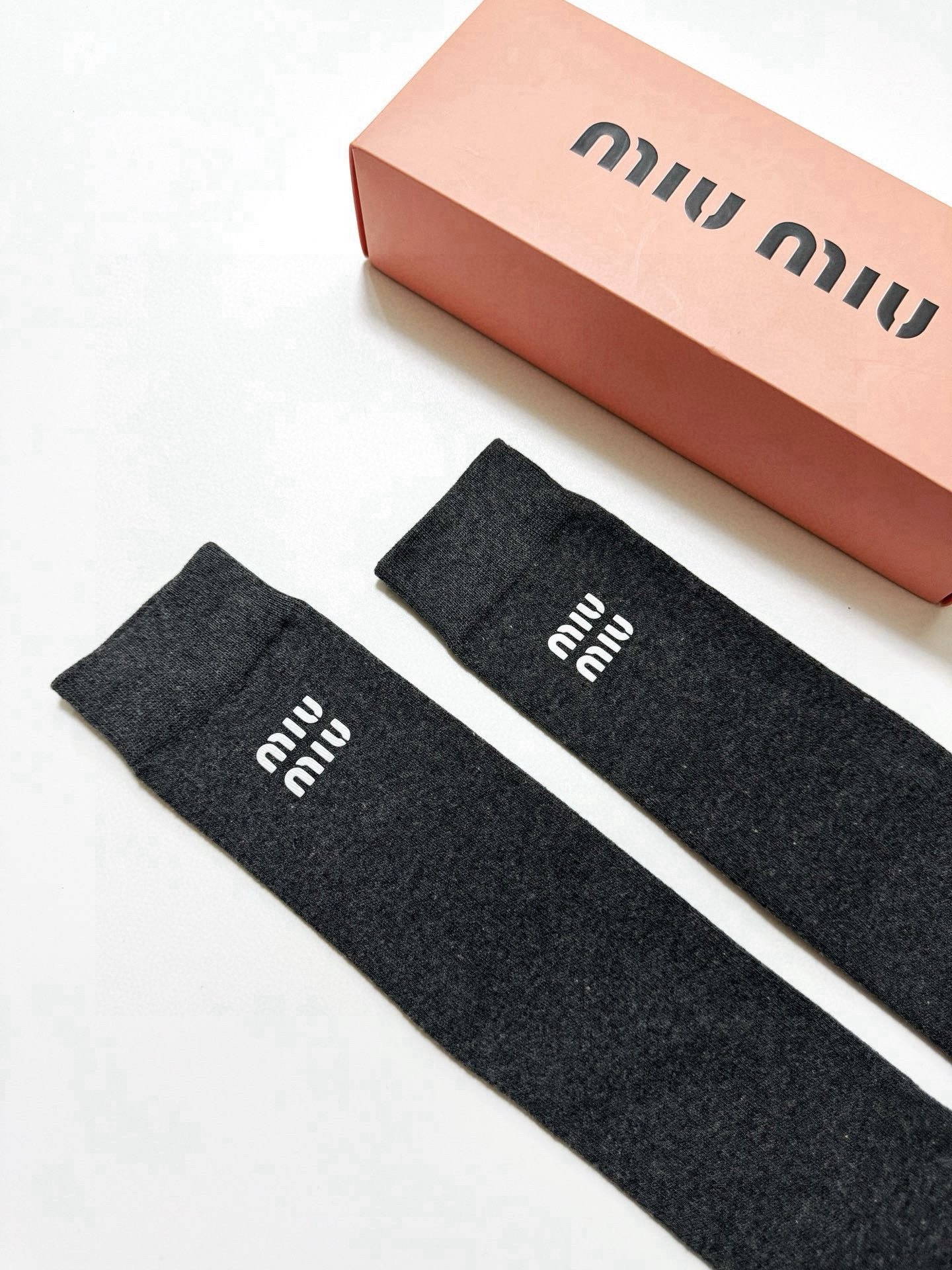爆款 回货   配包装 🌟【一盒一 双】  🌟缪缪 miumiu 经典字母logo纯棉袜 小腿堆堆袜，ins超火爆红人同