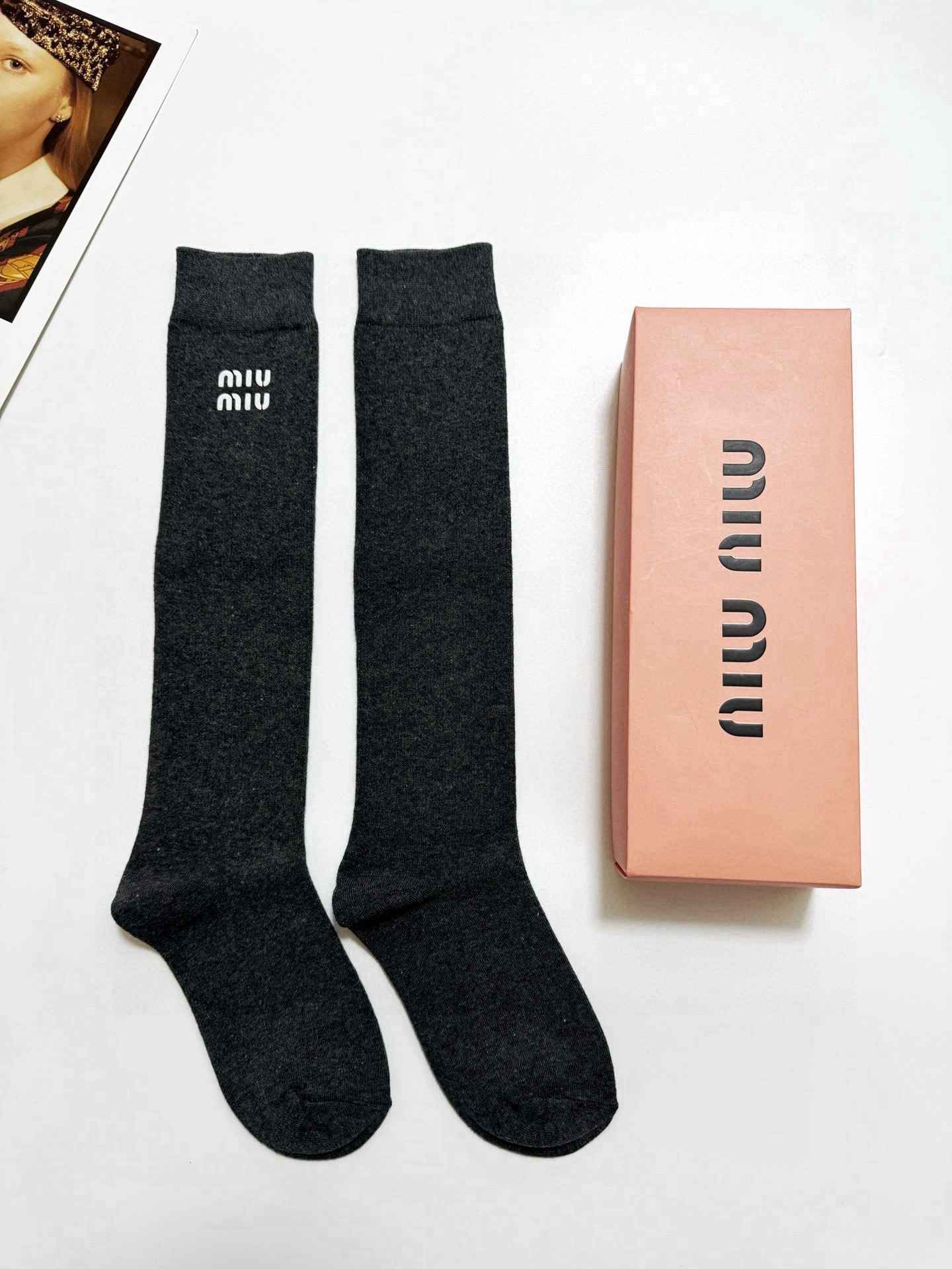爆款 回货   配包装 🌟【一盒一 双】  🌟缪缪 miumiu 经典字母logo纯棉袜 小腿堆堆袜，ins超火爆红人同