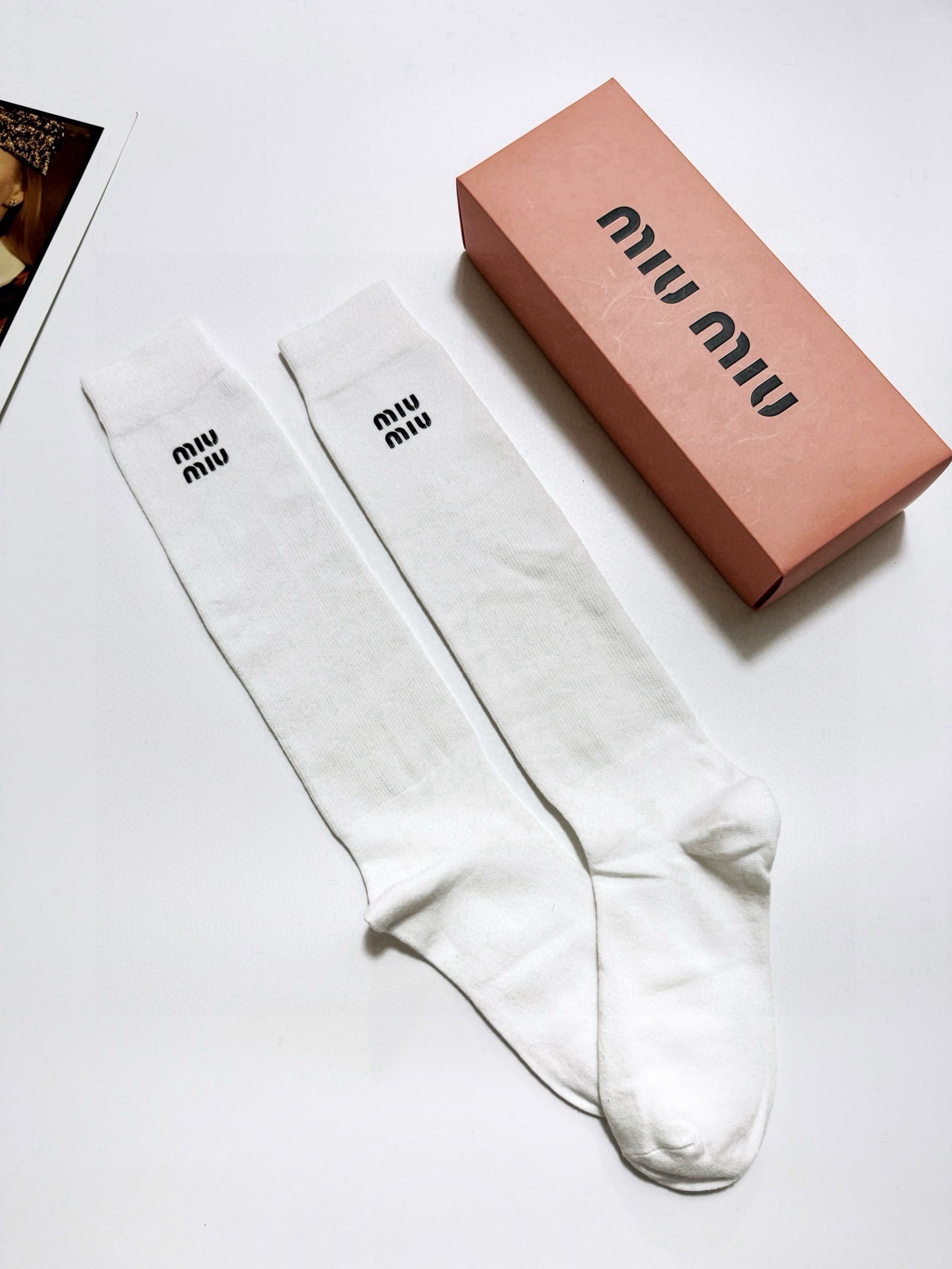 配包装 🌟【一盒一 双】  🌟缪缪 miumiu 经典字母logo纯棉袜 小腿堆堆袜，ins超火爆红人同款，精美 面料，