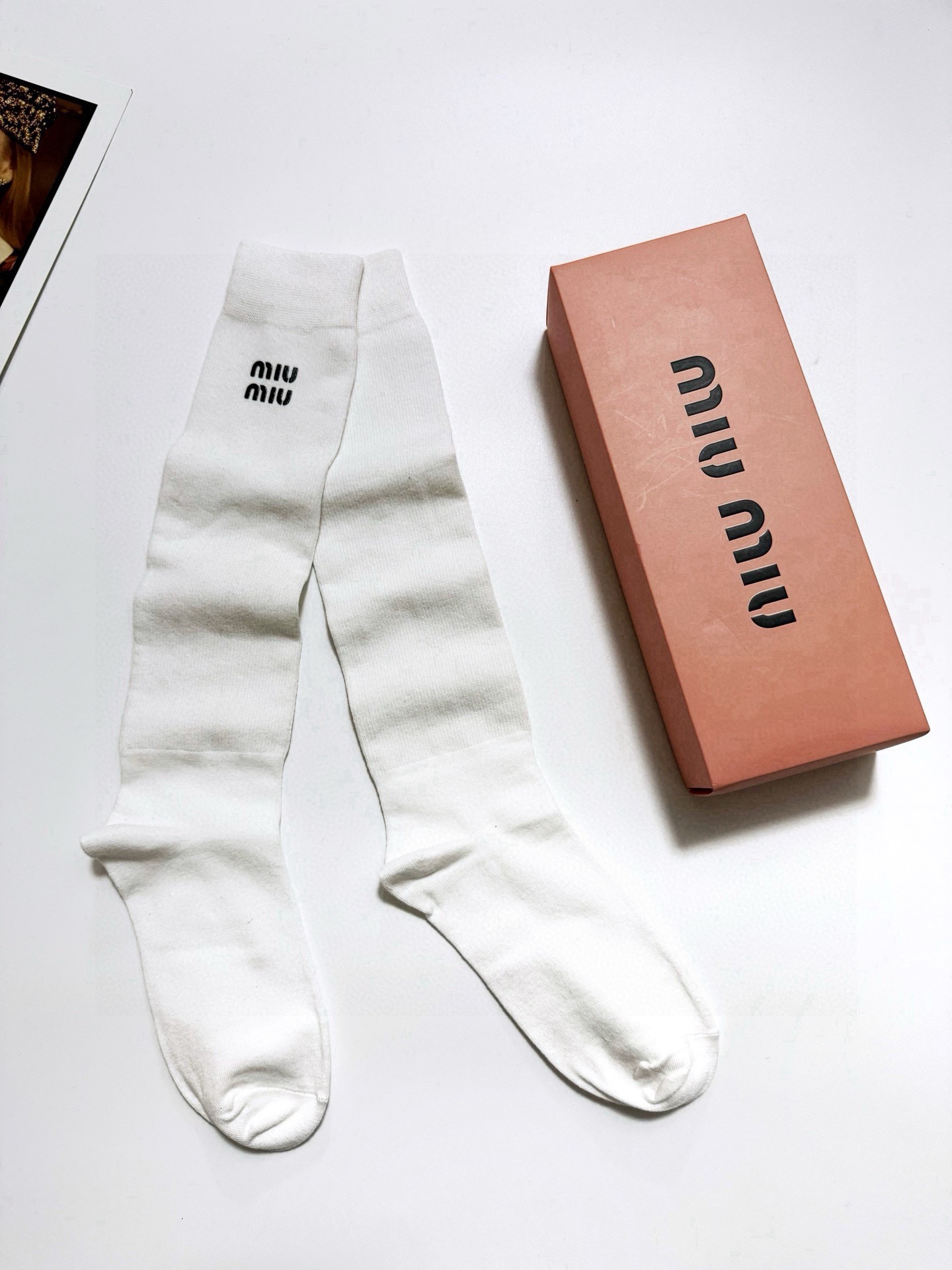 配包装 🌟【一盒一 双】  🌟缪缪 miumiu 经典字母logo纯棉袜 小腿堆堆袜，ins超火爆红人同款，精美 面料，