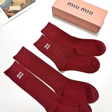 配包装 🌟【一盒2 双】 🌟缪缪 miumiu 经典字母logo纯棉袜 安哥拉红小腿堆堆袜,ins超火爆红人同款,精美 配包装 🌟【一盒2 双】 🌟缪缪 miumiu 经典字母logo纯棉袜 安哥拉红小腿堆堆袜,ins超火爆红人同款,精美