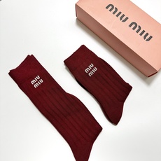 配包装 🌟【一盒2 双】 🌟缪缪 miumiu 经典字母logo纯棉袜 安哥拉红小腿堆堆袜,ins超火爆红人同款,精美 配包装 🌟【一盒2 双】 🌟缪缪 miumiu 经典字母logo纯棉袜 安哥拉红小腿堆堆袜,ins超火爆红人同款,精美