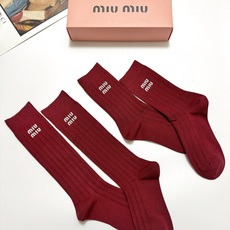 配包装 🌟【一盒2 双】 🌟缪缪 miumiu 经典字母logo纯棉袜 安哥拉红小腿堆堆袜,ins超火爆红人同款,精美 配包装 🌟【一盒2 双】 🌟缪缪 miumiu 经典字母logo纯棉袜 安哥拉红小腿堆堆袜,ins超火爆红人同款,精美