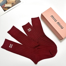 配包装 🌟【一盒2 双】 🌟缪缪 miumiu 经典字母logo纯棉袜 安哥拉红小腿堆堆袜,ins超火爆红人同款,精美 配包装 🌟【一盒2 双】 🌟缪缪 miumiu 经典字母logo纯棉袜 安哥拉红小腿堆堆袜,ins超火爆红人同款,精美