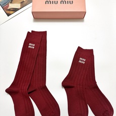 配包装 🌟【一盒2 双】 🌟缪缪 miumiu 经典字母logo纯棉袜 安哥拉红小腿堆堆袜,ins超火爆红人同款,精美 配包装 🌟【一盒2 双】 🌟缪缪 miumiu 经典字母logo纯棉袜 安哥拉红小腿堆堆袜,ins超火爆红人同款,精美