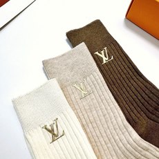 配包装 🌟【一盒3 双】 🌟LV 路易威登 经典字母logo 纯棉中筒袜 小腿袜 🌟ins爆款!专柜在售ing 🌟好看 配包装 🌟【一盒3 双】 🌟LV 路易威登 经典字母logo 纯棉中筒袜 小腿袜 🌟ins爆款!专柜在售ing 🌟好看