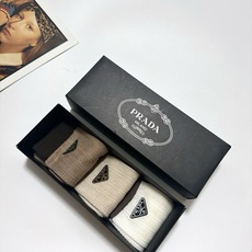 配包装 🌟【一盒3 双】 🌟Prada 普拉达经典字母logo 纯棉中筒空调袜 小腿袜 🌟ins爆款!专柜在售ing 配包装 🌟【一盒3 双】 🌟Prada 普拉达经典字母logo 纯棉中筒空调袜 小腿袜 🌟ins爆款!专柜在售ing