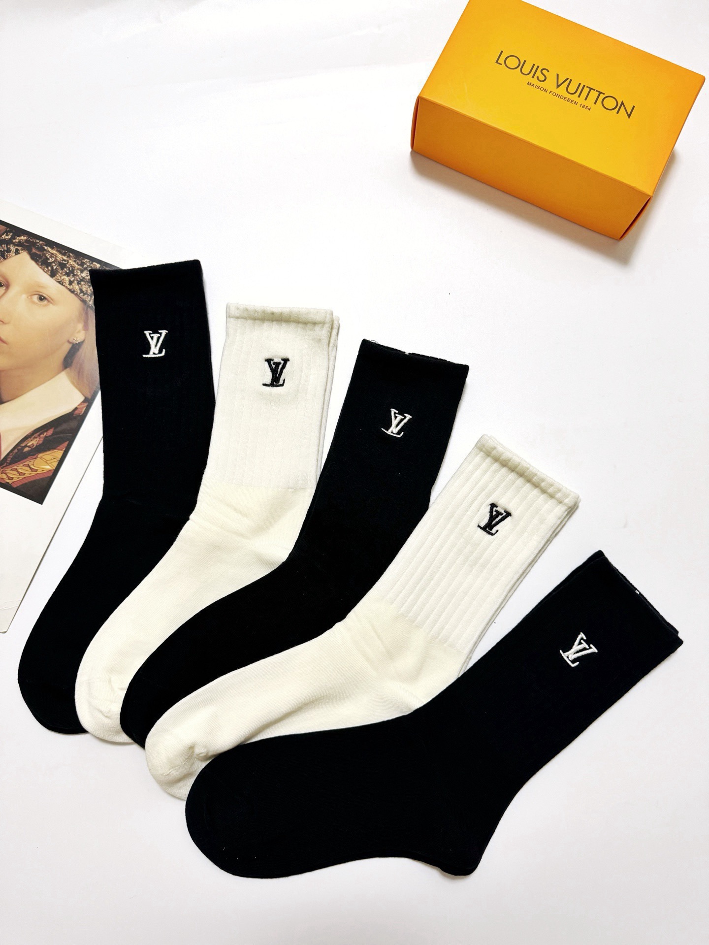 爆款回货  配包装 🌟【一盒5 双】  🌟 LV 路易威登 经典刺绣字母logo 纯棉中筒袜   ，ins超火爆小腿袜，