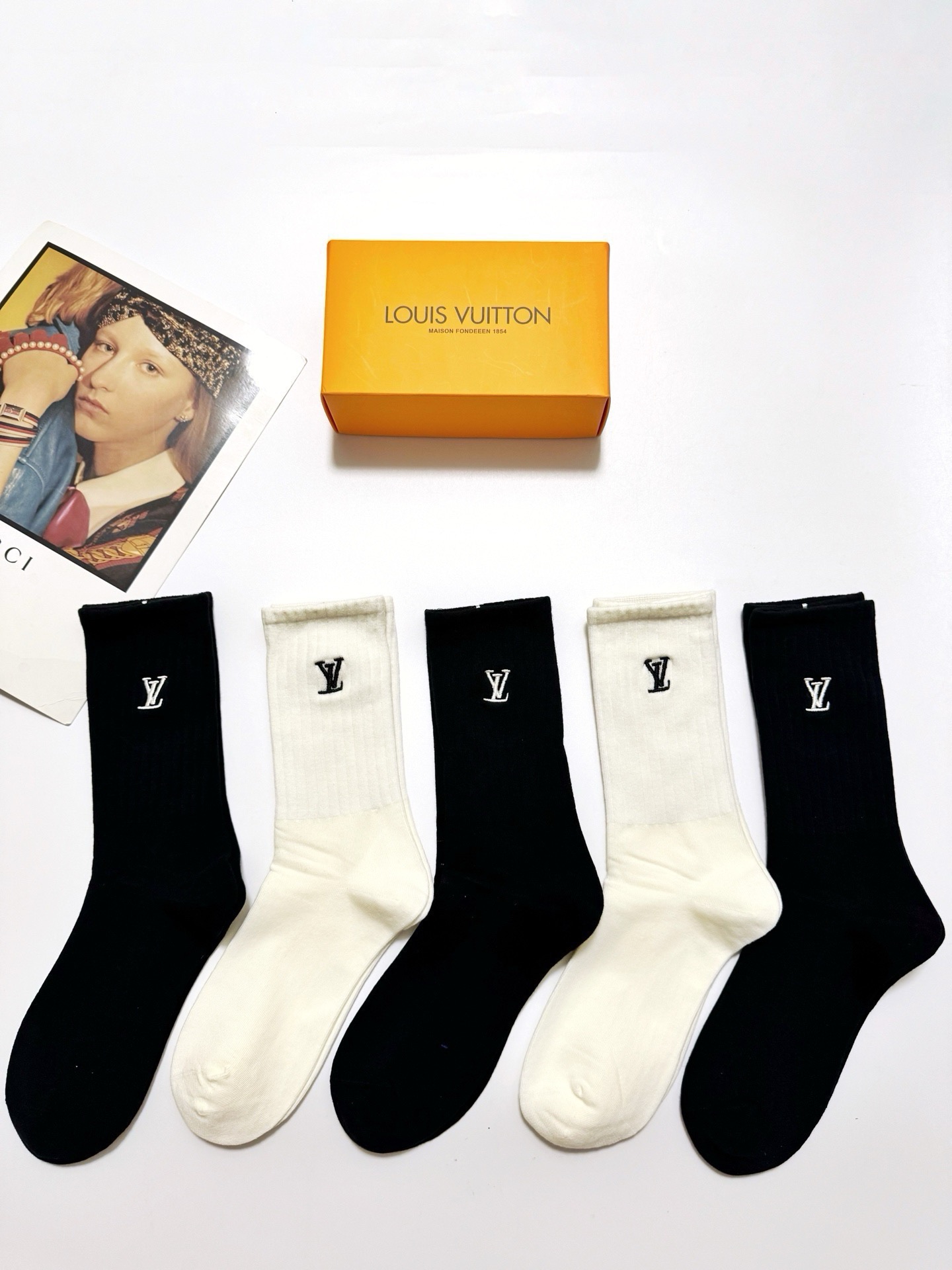 爆款回货  配包装 🌟【一盒5 双】  🌟 LV 路易威登 经典刺绣字母logo 纯棉中筒袜   ，ins超火爆小腿袜，