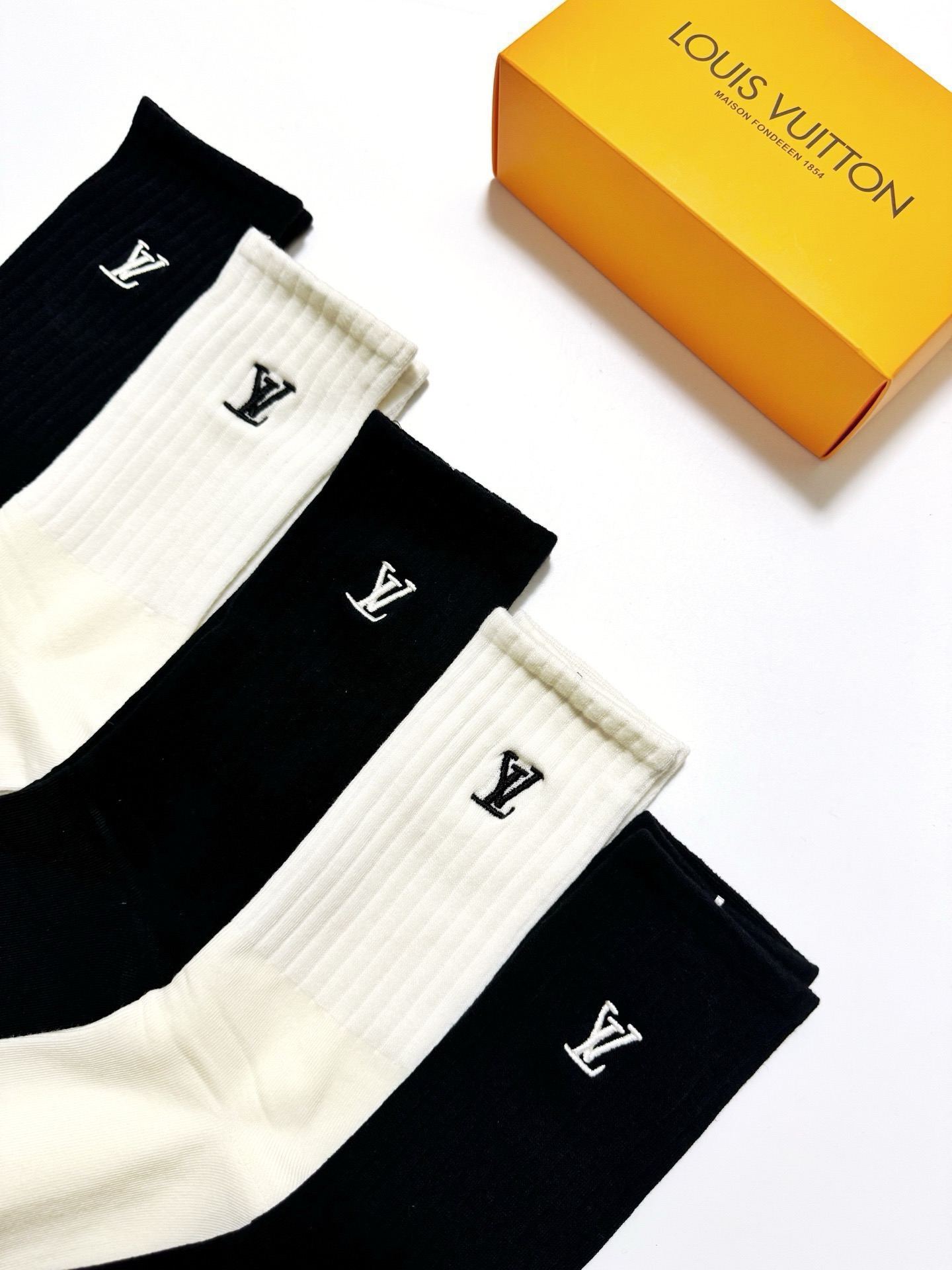 爆款回货  配包装 🌟【一盒5 双】  🌟 LV 路易威登 经典刺绣字母logo 纯棉中筒袜   ，ins超火爆小腿袜，