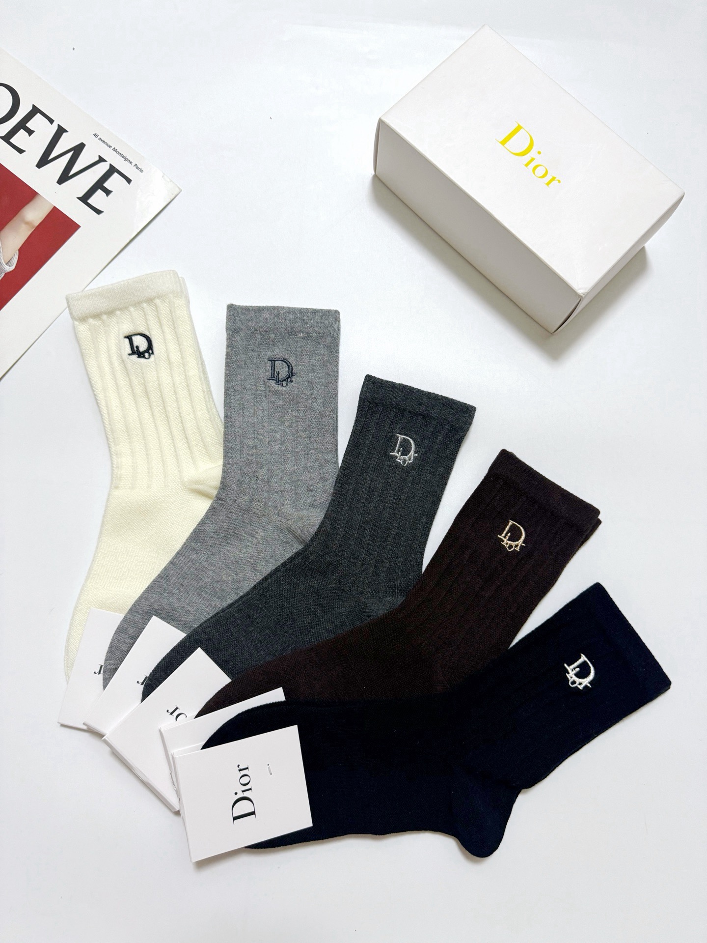 配包装 🌟【一盒5 双】  🌟Dior 迪奥 经典刺绣字母logo 纯棉中筒袜   ，ins超火爆小腿袜，纯棉面料，潮人