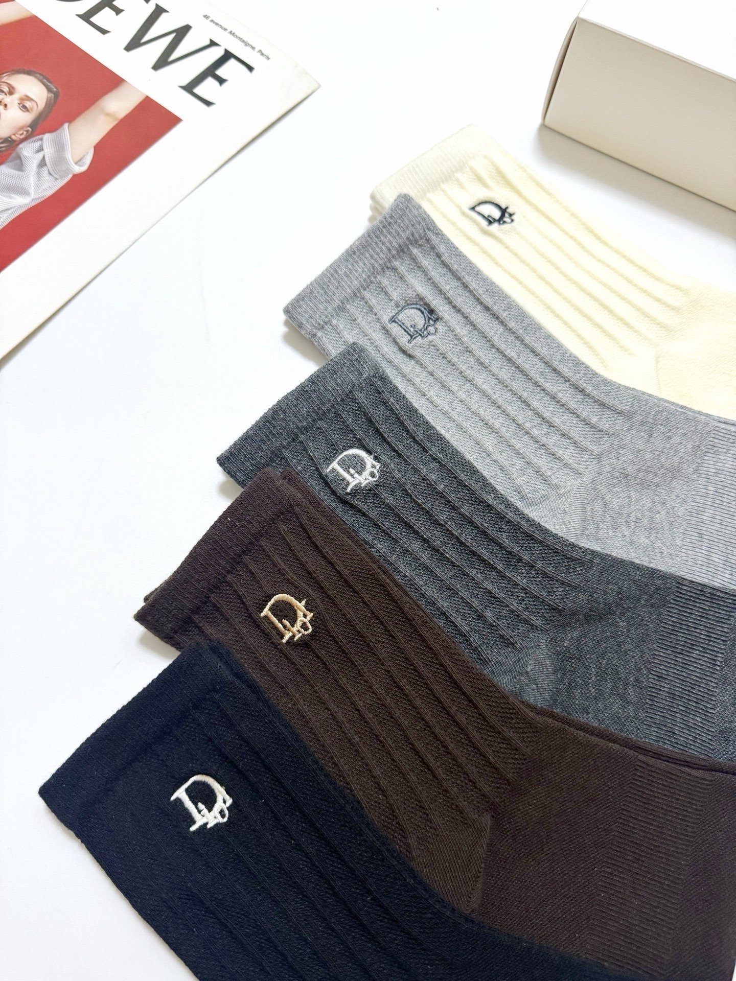 配包装 🌟【一盒5 双】  🌟Dior 迪奥 经典刺绣字母logo 纯棉中筒袜   ，ins超火爆小腿袜，纯棉面料，潮人