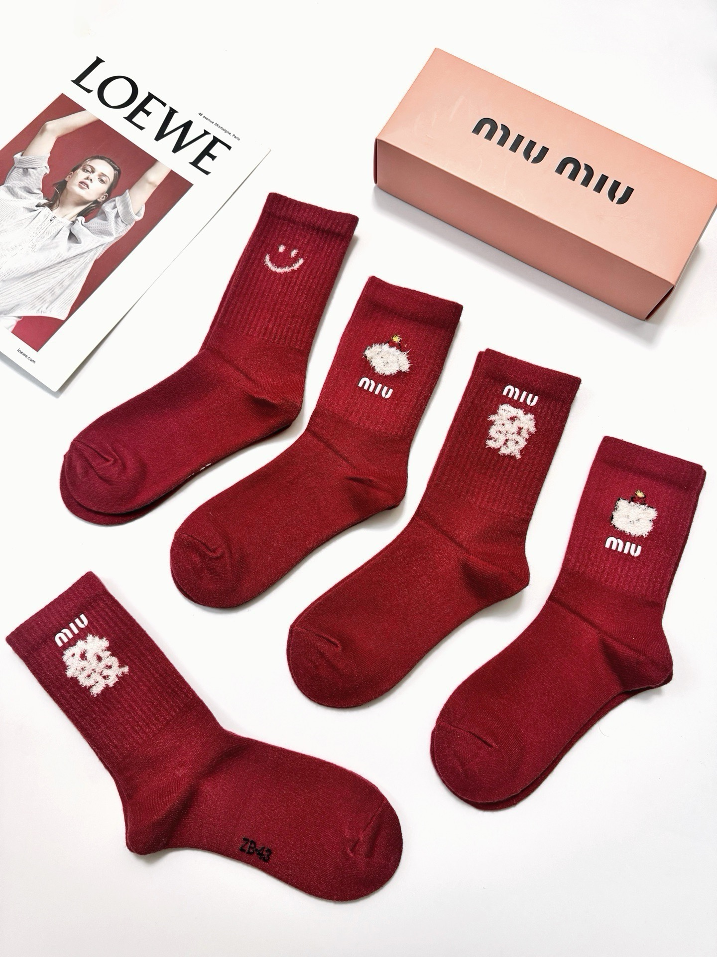 配包装 🌟【一盒5双】 🌟 缪缪 miumiu 爆款经典字母 羊绒中筒袜 年袜 🔥羊绒混纺 材质，超完美结合，款式经典，