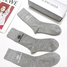 配包装 🌟【一盒3双】 🌟balenciaga 巴黎世家 经典字母logo 纯棉 中筒袜 ,软糯亲肤,ins超火爆 配包装 🌟【一盒3双】 🌟balenciaga 巴黎世家 经典字母logo 纯棉 中筒袜 ,软糯亲肤,ins超火爆