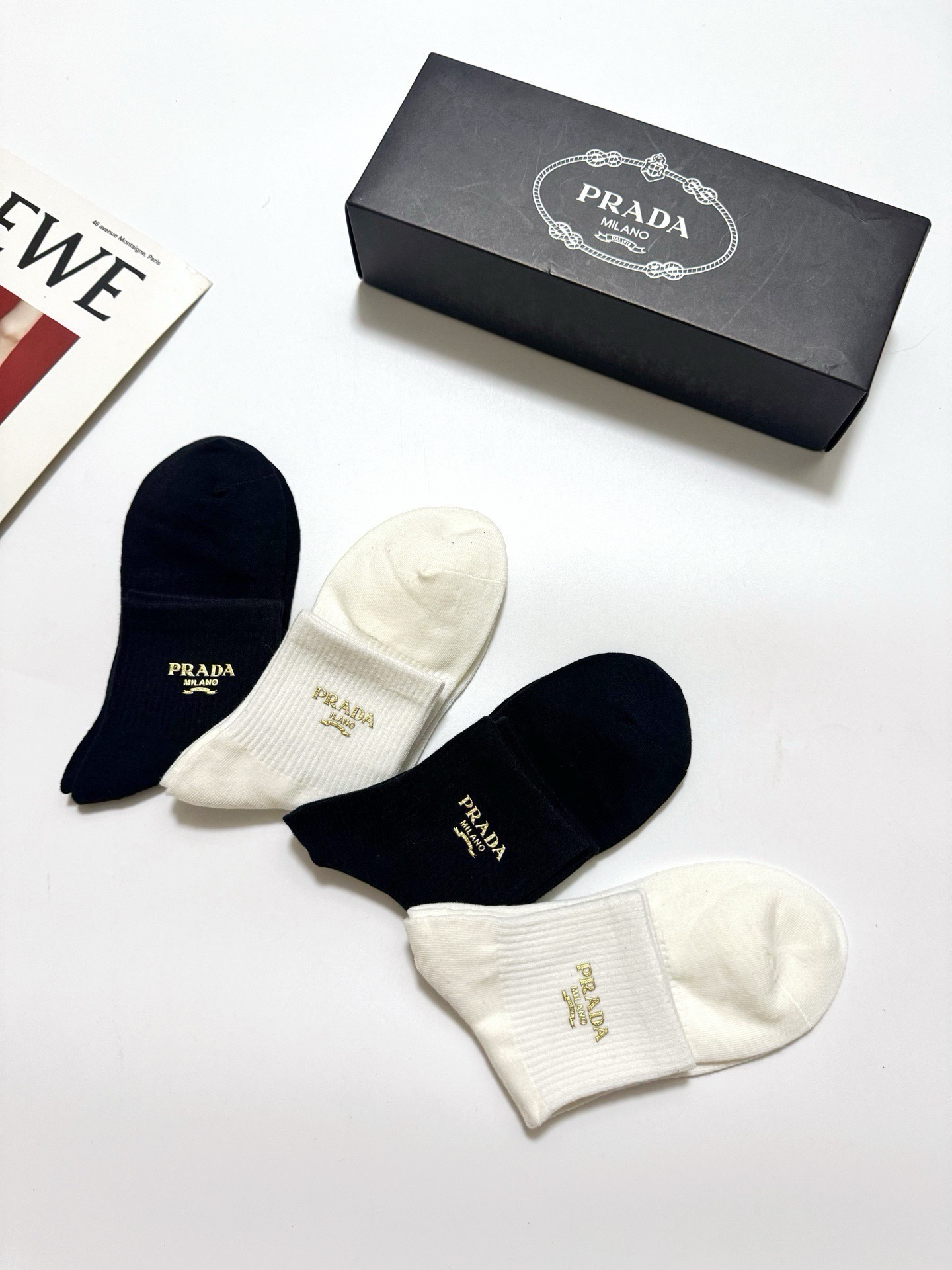 配包装 🌟【一盒4 双】 🌟Prada 普拉达 经典字母logo 透气纯棉中筒袜  ，重工配饰，ins超火爆红人同款，精