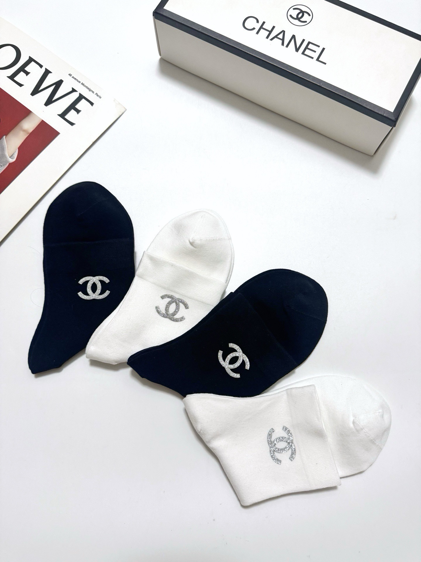 配包装 🌟【一盒4 双】 🌟Chanel 香奈儿 经典字母logo 透气纯棉中筒袜  ，重工配饰，ins超火爆红人同款，