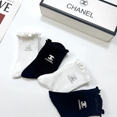 配包装 🌟【一盒4双】 🌟Chanel 香奈儿 经典纯色 字母logo 纯棉木耳边中筒袜 🌟ins爆款!专柜在售ing 配包装 🌟【一盒4双】 🌟Chanel 香奈儿 经典纯色 字母logo 纯棉木耳边中筒袜 🌟ins爆款!专柜在售ing