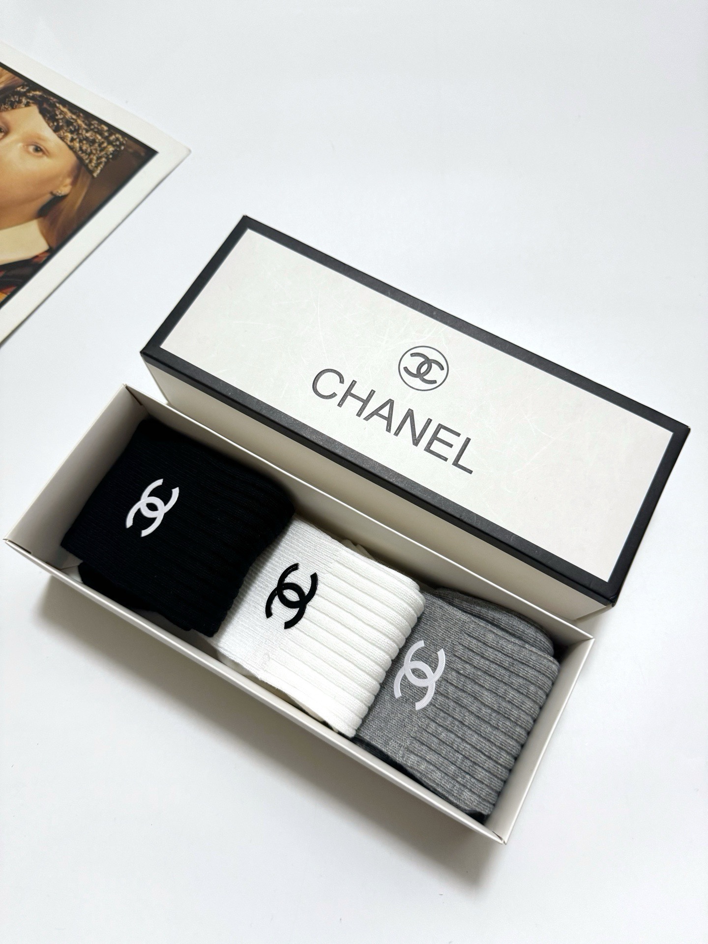 配包装 🌟【一盒3 双】 🌟Chanel 香奈儿 经典字母logo 纯棉中筒袜  🌟ins爆款！专柜在售ing 🌟好看到