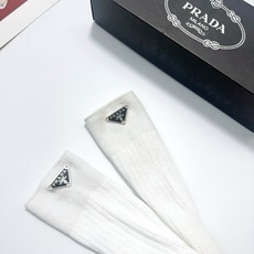 配包装 🌟【一盒一双】 🌟 Prada 普拉达 爆款经典三角标 字母 长筒袜 小腿袜🔥双针针织材质,超完美结合,款式经典 配包装 🌟【一盒一双】 🌟 Prada 普拉达 爆款经典三角标 字母 长筒袜 小腿袜🔥双针针织材质,超完美结合,款式经典
