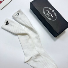 配包装 🌟【一盒一双】 🌟 Prada 普拉达 爆款经典三角标 字母 长筒袜 小腿袜🔥双针针织材质,超完美结合,款式经典 配包装 🌟【一盒一双】 🌟 Prada 普拉达 爆款经典三角标 字母 长筒袜 小腿袜🔥双针针织材质,超完美结合,款式经典