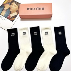 爆款回货 配包装 🌟【一盒5 双】 🌟缪缪miumiu 经典刺绣字母logo 纯棉中筒袜 ,ins超火爆小腿袜, 爆款回货 配包装 🌟【一盒5 双】 🌟缪缪miumiu 经典刺绣字母logo 纯棉中筒袜 ,ins超火爆小腿袜,