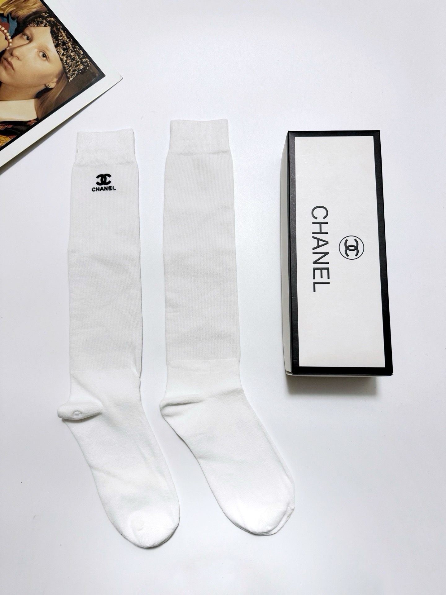 配包装 🌟【一盒一双】 🌟 Chanel 香奈儿 爆款经典字母 logo 长筒袜 小腿袜🔥 纯棉 材质，超完美结合，款式