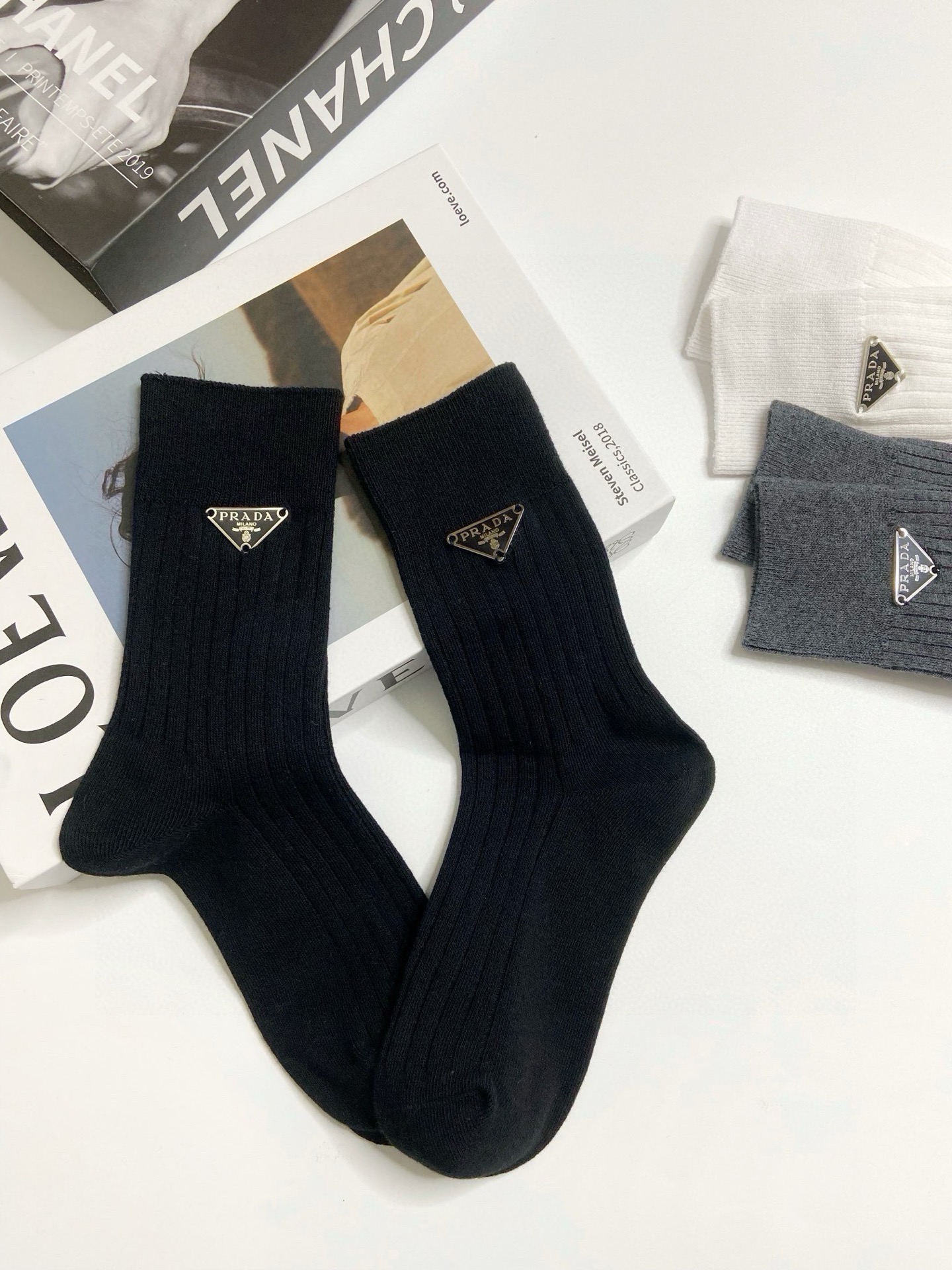 配包装 🌟【一盒3 双】 🌟Prada 普拉达 经典字母logo纯棉中筒袜   🌟重工装饰个性时尚 🌟ins爆款！专柜在