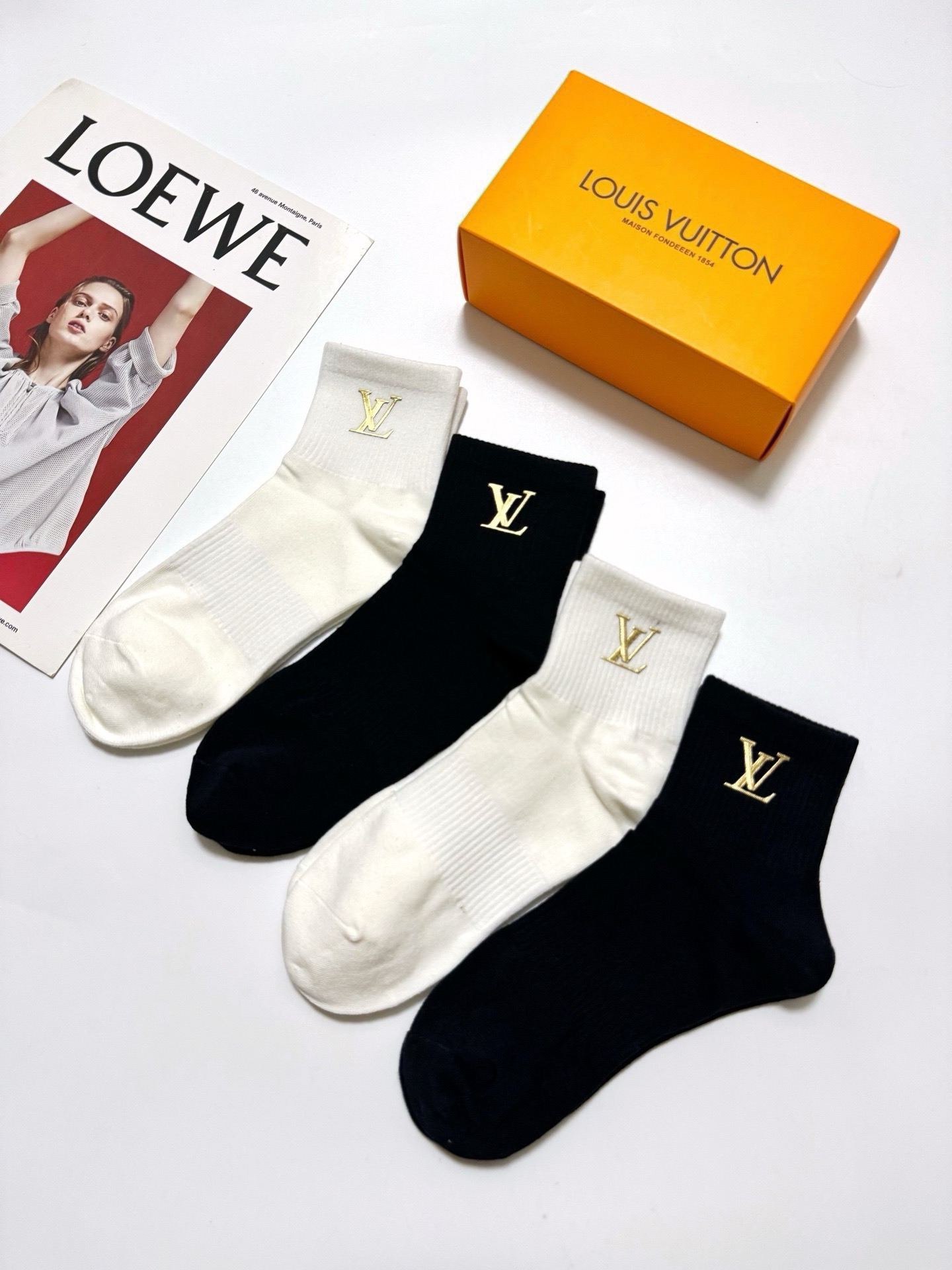 配包装 🌟【一盒4双】 🌟LV 路易威登 经典字母logo 纯棉中筒袜 经典纯色短袜 🌟ins爆款！专柜在售ing 🌟原
